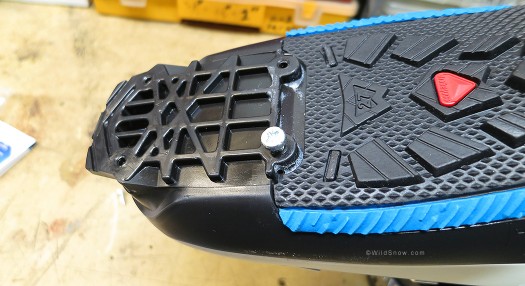 Quest sole toe without pad block installed, note the plastic protruding from front.