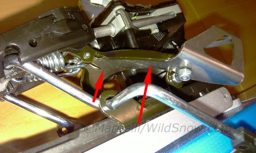 Anti-twist is installed under the brake retractor plate. Elegant. 