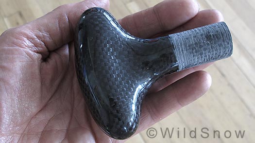 Carbon fiber paddle handle floats at 32 grams.