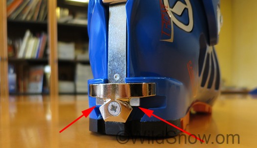 The mechanism is obvious. Two tabs indicated by arrows are spring loaded. They move up when you snap your boot down on the binding pins and are held up by the pins. Take your boot out of the binding and they drop back down. This movement engages and disengages the lean lock.