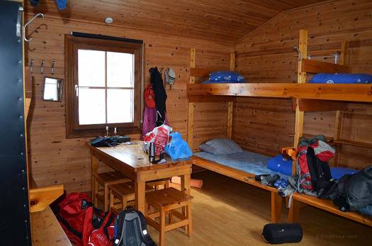 The clean and comfy cabins at Tuesajaure.  I called top bunk.
