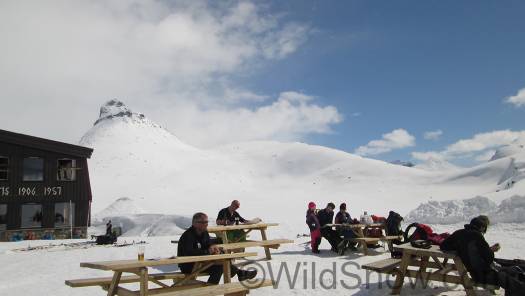 Patio area in front is formed by several meters of snow piled by a snowcat plow. To the left that is co-owner Ole Grindvold enjoying a brief rest. Always smiling, his leadership clearly has much to do with the happy spirit of the place.