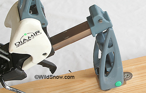 A somewhat leading feature of the Titanal was a four position heel elevator with a very high top lift. The lever is easy to operate with a ski pole, and the minimalist design contributes to the binding's light weight. The binding can be identified by its white plastic parts, which would change to dark blue on the next model.