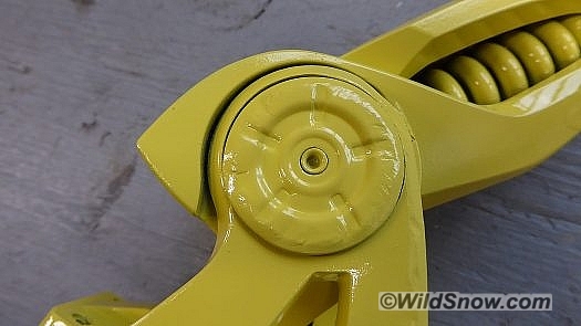 We love the rich yellow coloration, but would like to see this carbon steel axle cover as natural metal to offset the yellow. 