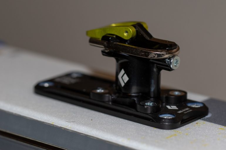 The minimalist heel piece of the Black Diamond Helio 145. I mounted this binding with an adjustment plate (sold separately) adding a 60 gram weight penalty and 30 mm of adjustability. 