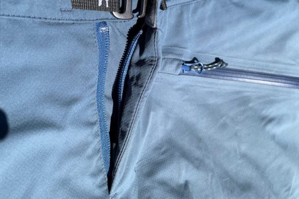 The Strafe Cham uses a durable yet simple build for a highly functional ski pant.
