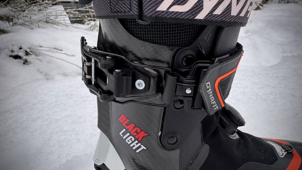 The Dynafit Blacklight illustrates a well engineered interface between the Grilamid lower shell and carbon cuff. What you can expect is great tourability and excellent stiffness while descending.